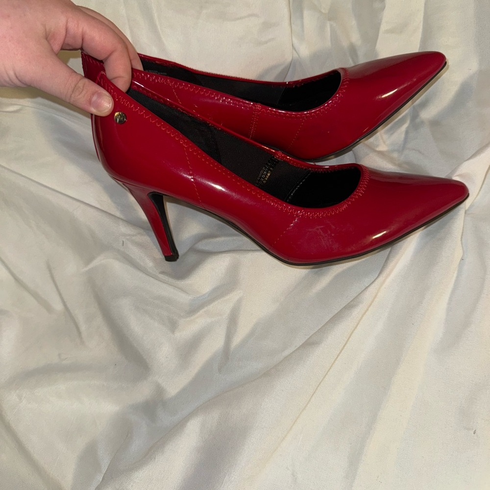 Red Simply Vera Wang pointed toe heel